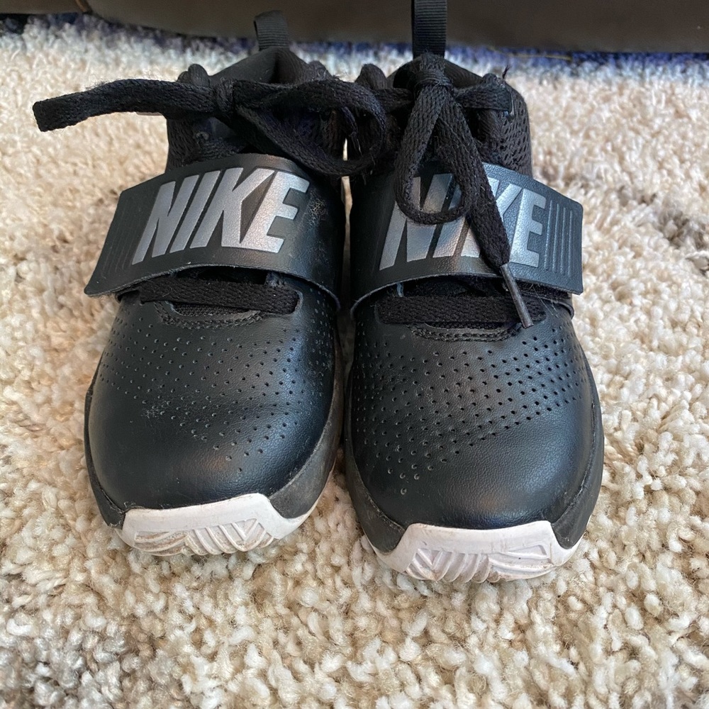 Nike Kids' Team Hustle D8 Basketball Shoe